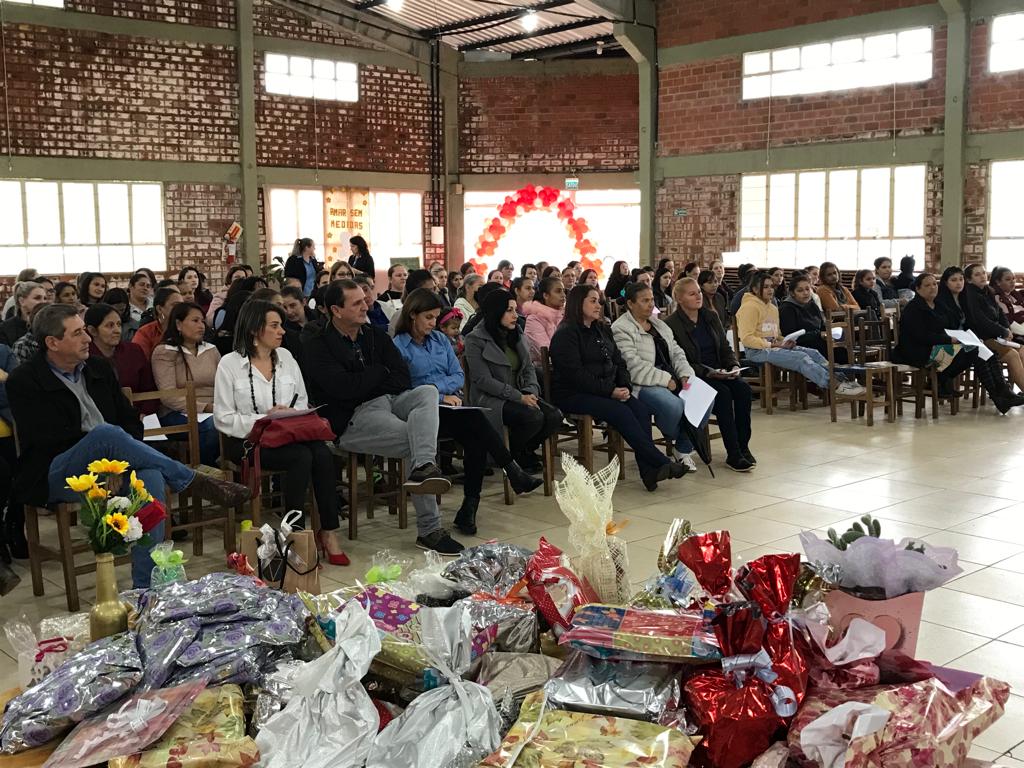 Mães da rede municipal de ensino são homenageadas em tarde festiva